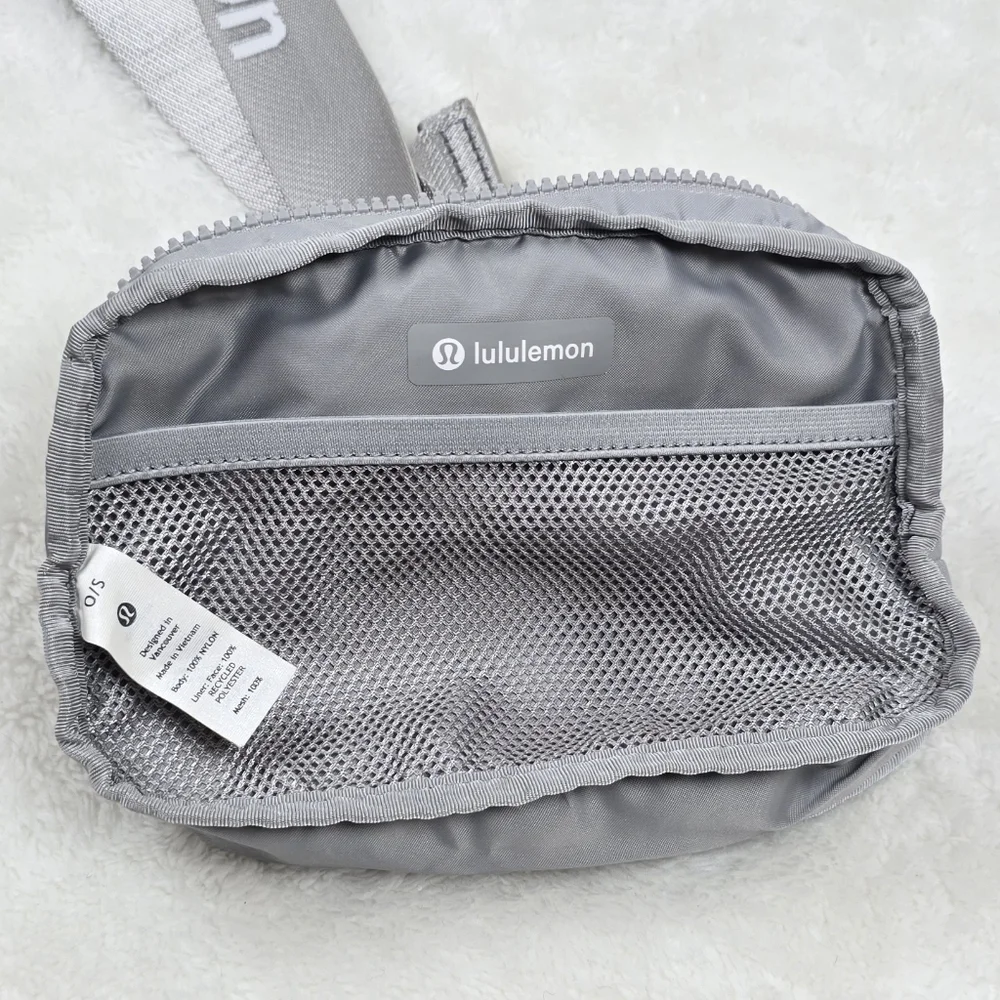 Lululemon Everyday Belt Crossbody Fanny Bag Silver Drop And White Logo 1L - Picture 10 of 12